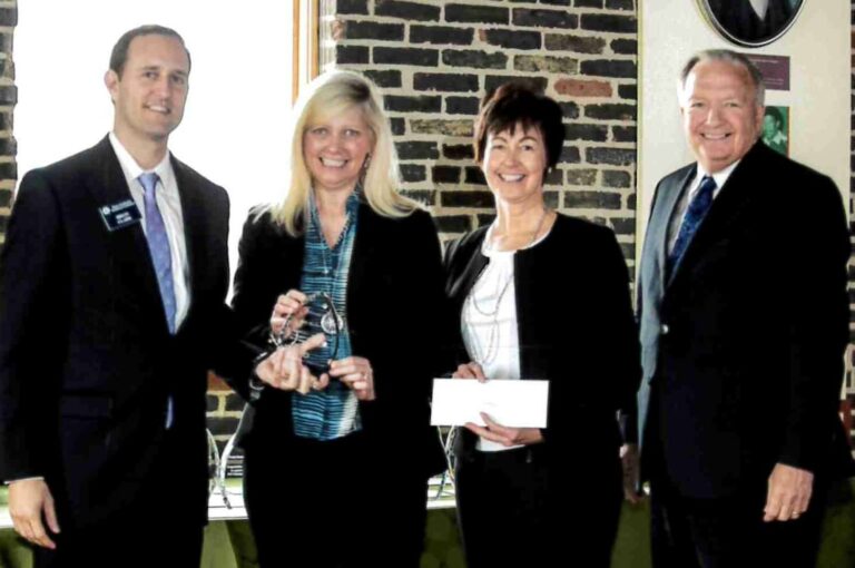 The Harry & Jeanette Weinberg Foundation Presents $20,000 Grant Check to Bello Machre